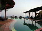 After diving, the best thing to let the day slow down is to sit at the poolbar and seeing the red mountains of Saudi Arabia (not on this picture visible).